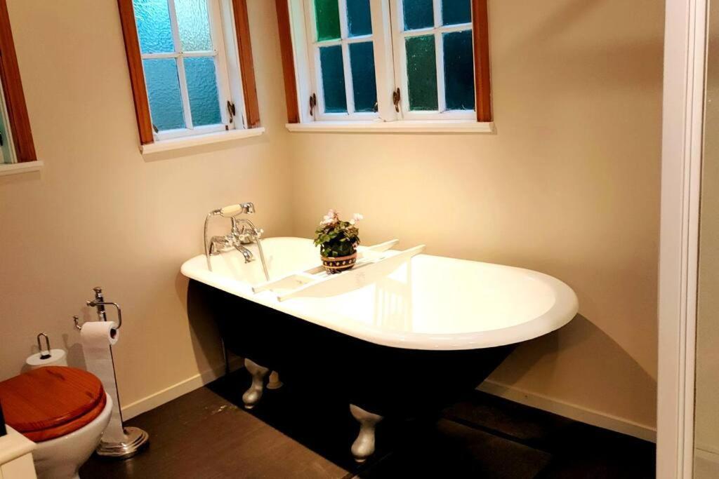 The Oaks- A Beautifully Appointed 1890S Villa Featherston エクステリア 写真